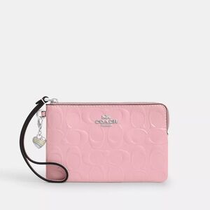 NWT Coach! Corner Zip Wristlet In Signature Leather X
With Heart Charm 🌸